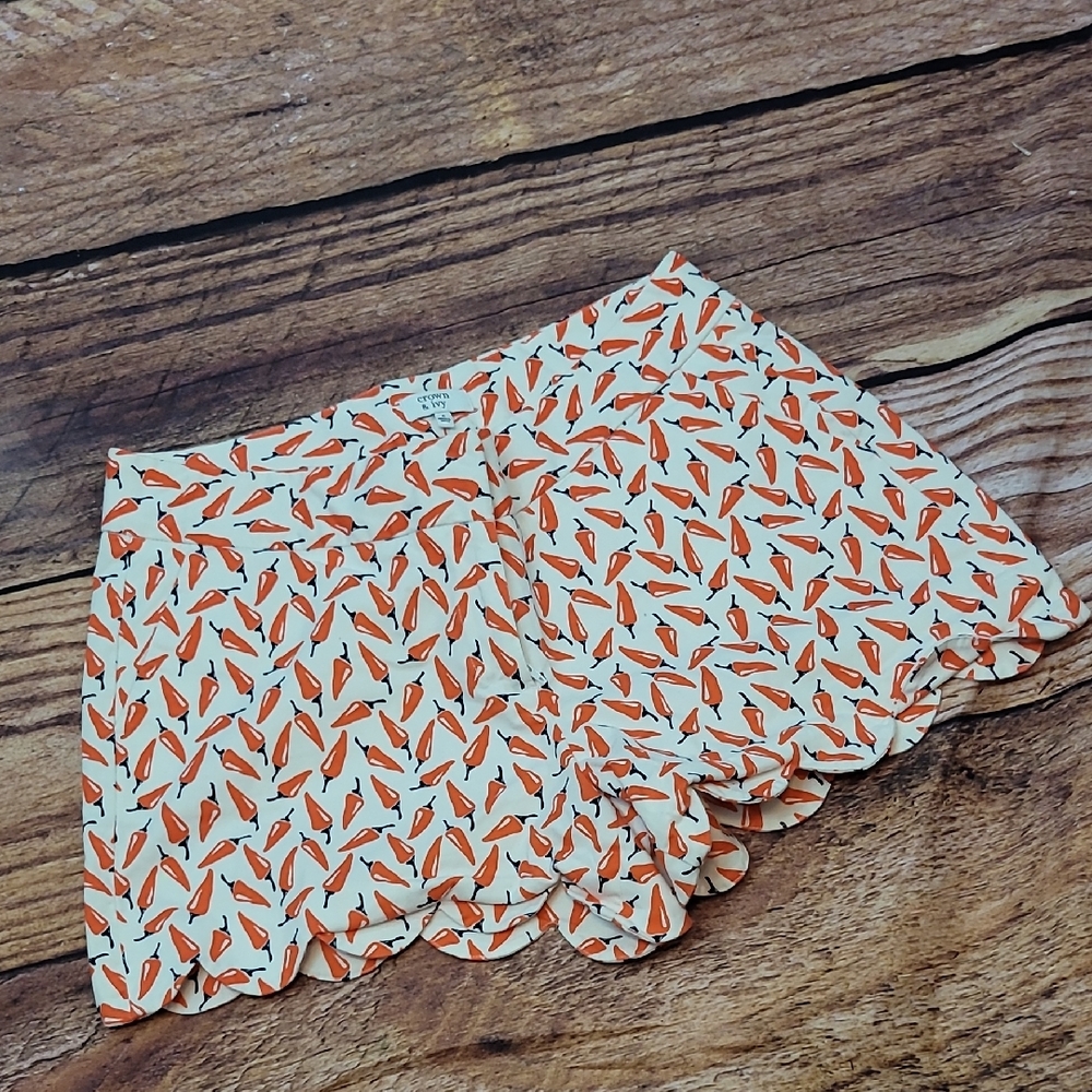 Crown & Ivy Pepper Print Scalloped Shorts